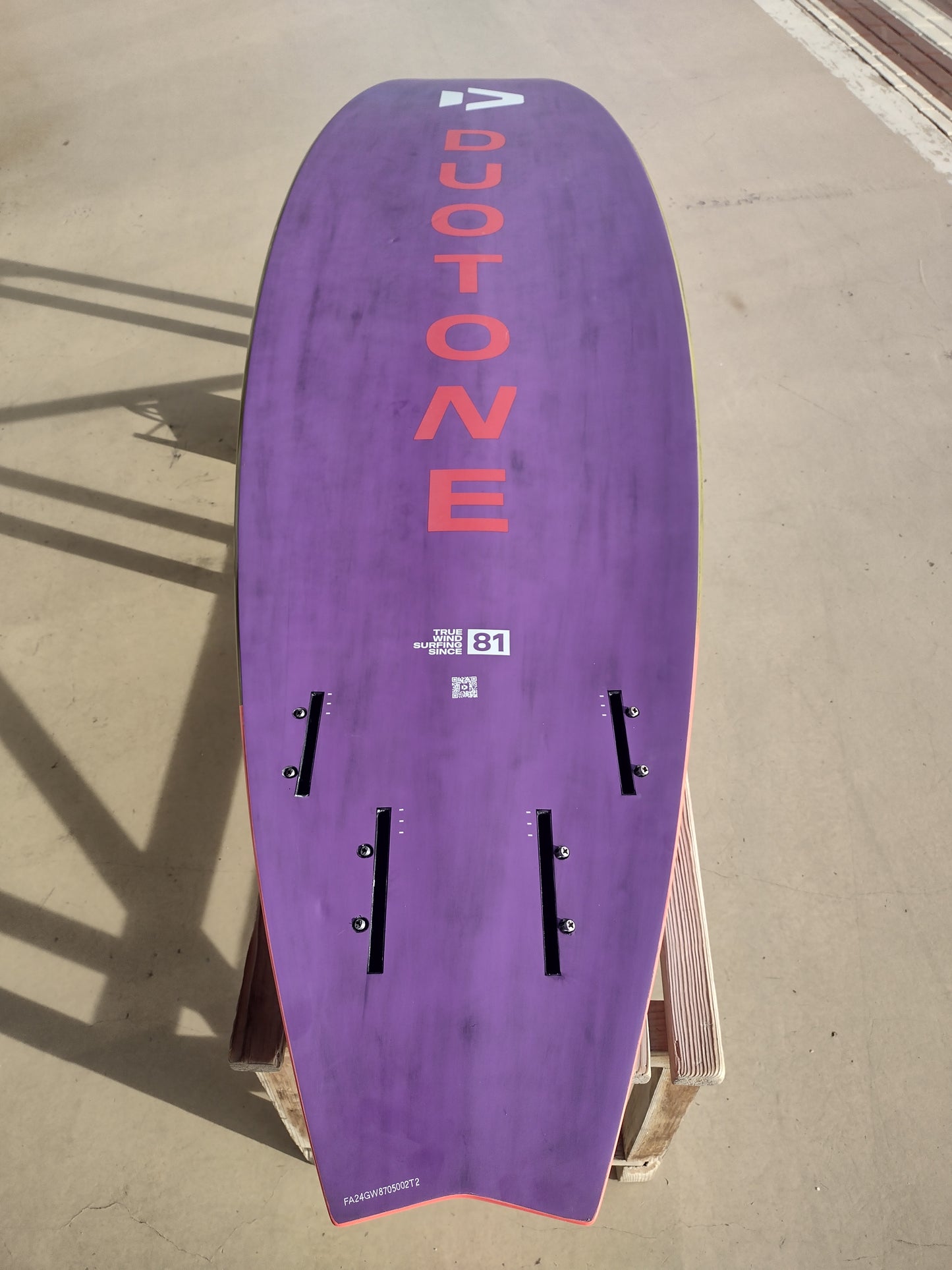 Tabla Windsurf Duotone Grip 4 SLS 2024 81 lt